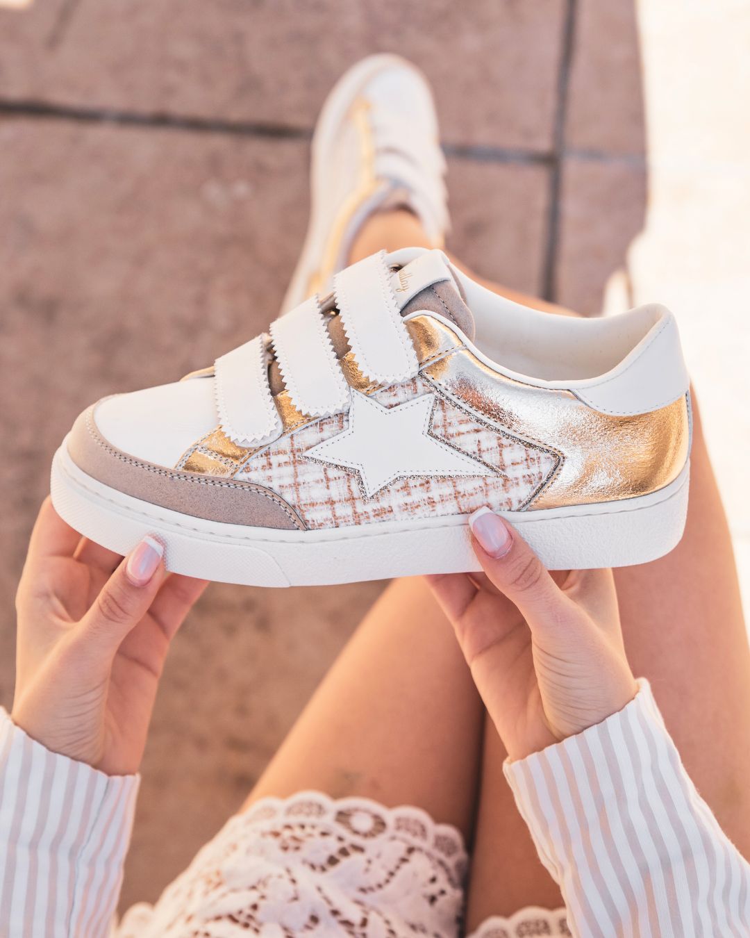 Sneaker für Damen mit goldenem Stern und weißen Schnürsenkeln - Céline - Casualmode.de