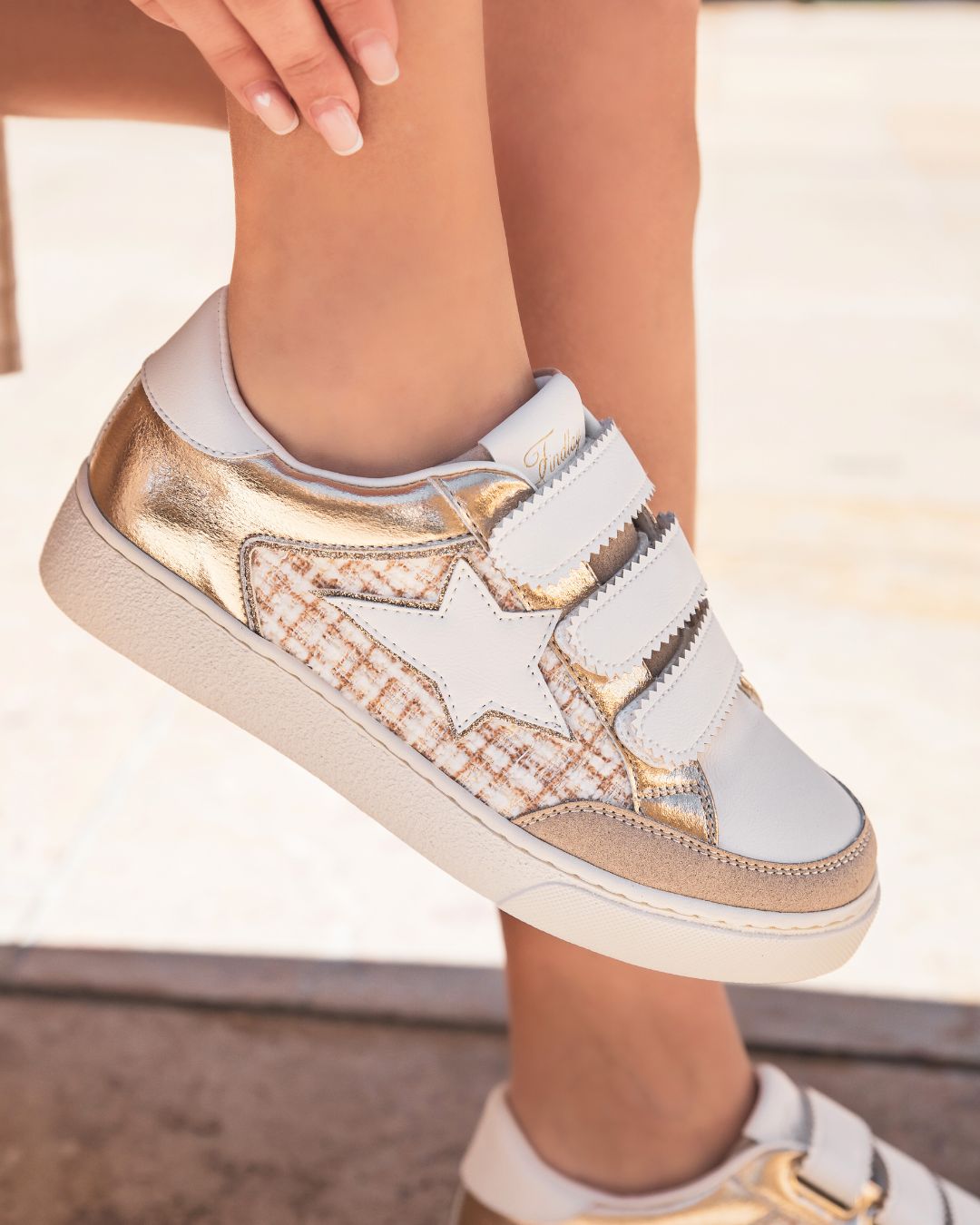 Sneaker für Damen mit goldenem Stern und weißen Schnürsenkeln - Céline - Casualmode.de