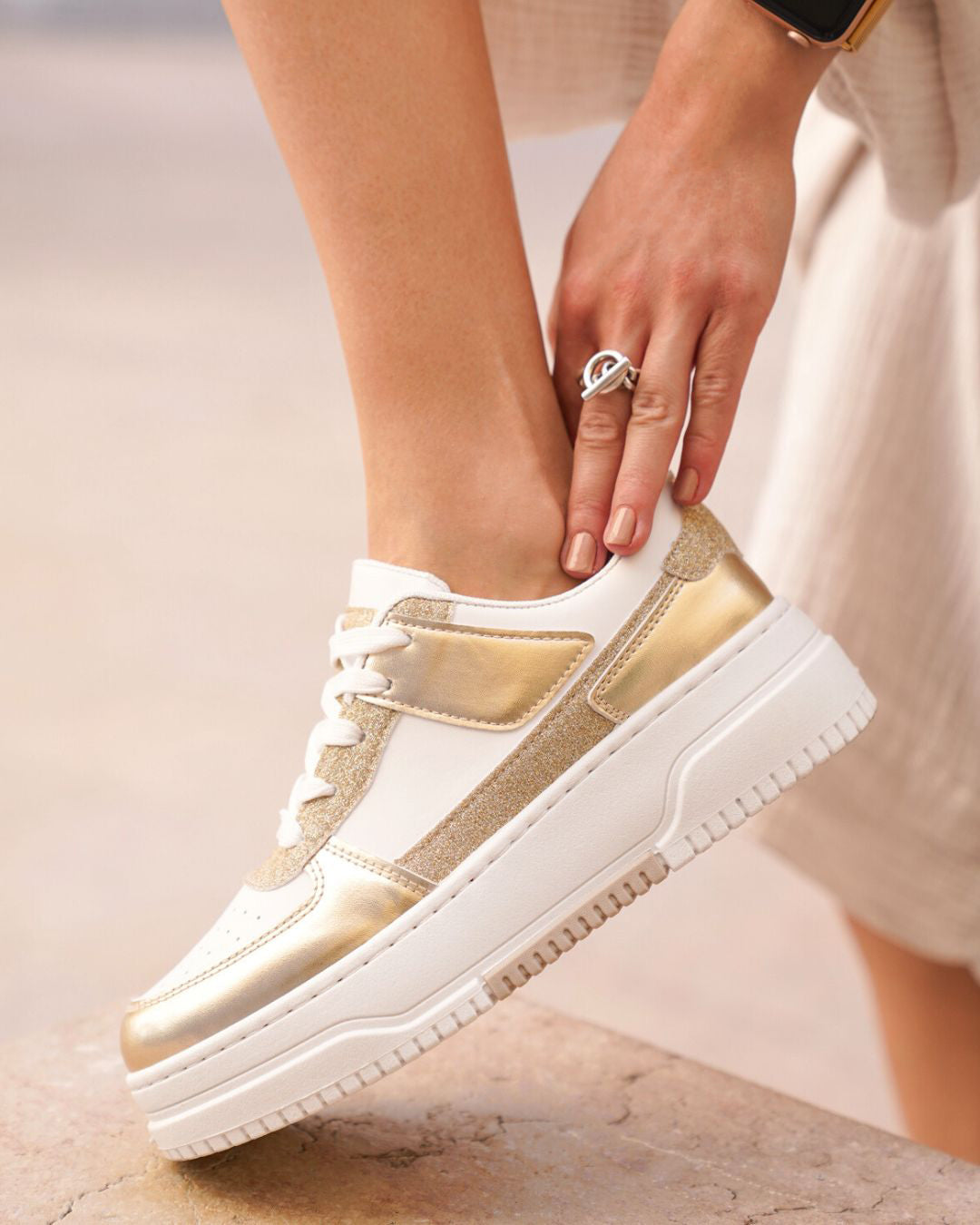 Sneaker für Damen in Gold mit Schnürsenkeln - Noe - Casualmode.de