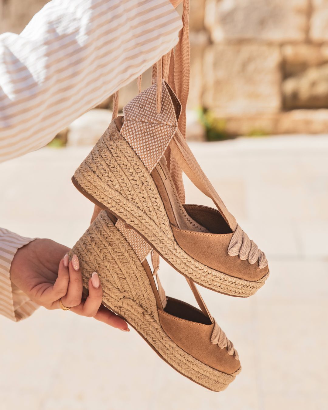 Die Damen-Sandalen mit Keilabsatz in Kamelfarbe - Kimberly - Casualmode.de
