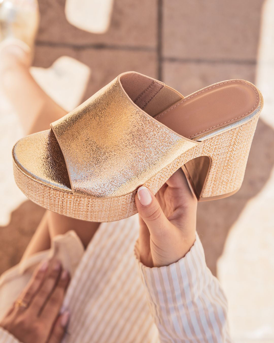 Sandale mit goldenem Blockabsatz für Damen - Sienna - Casualmode.de