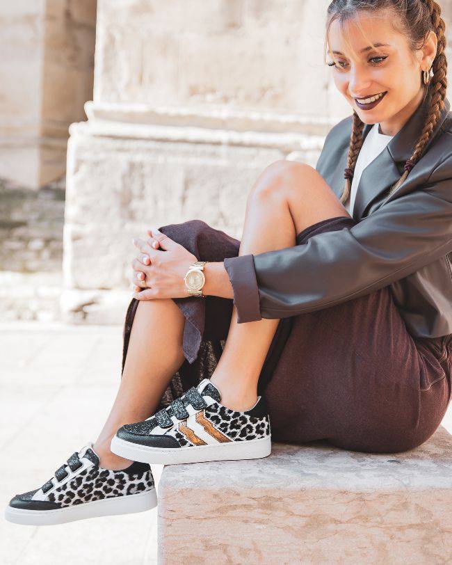 Damen-Sneaker mit schwarzen Glitzerpailletten im Leopardenmuster und Klettverschluss - CL13 BLACK - Casualmode.de