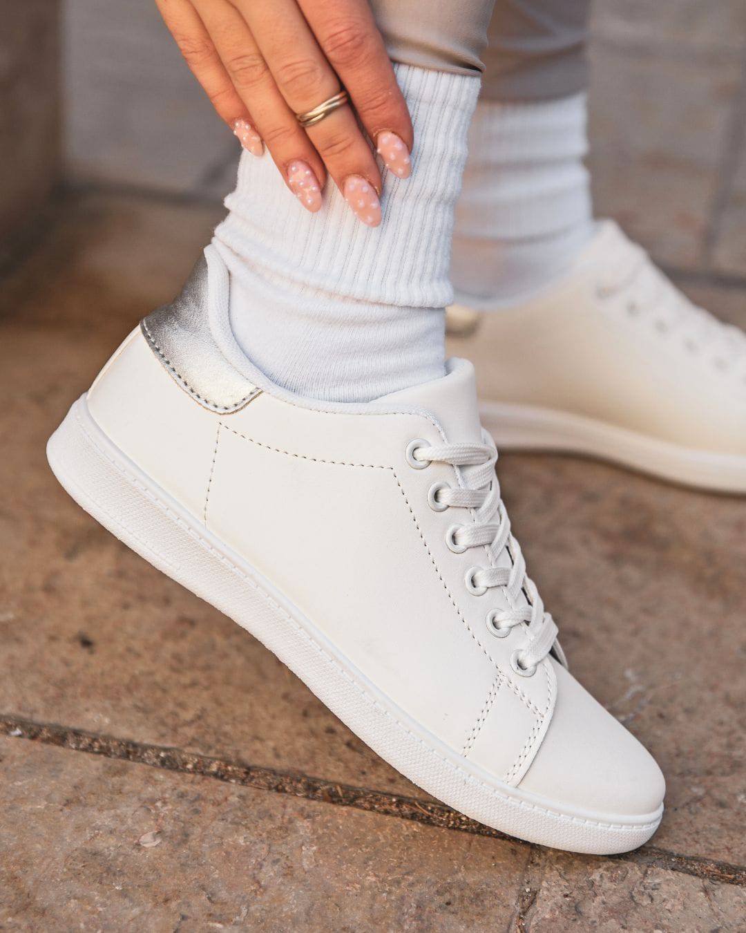 Damen-Sneaker in Weiß und Silber mit Schnürsenkeln - Jamie - Casualmode.de