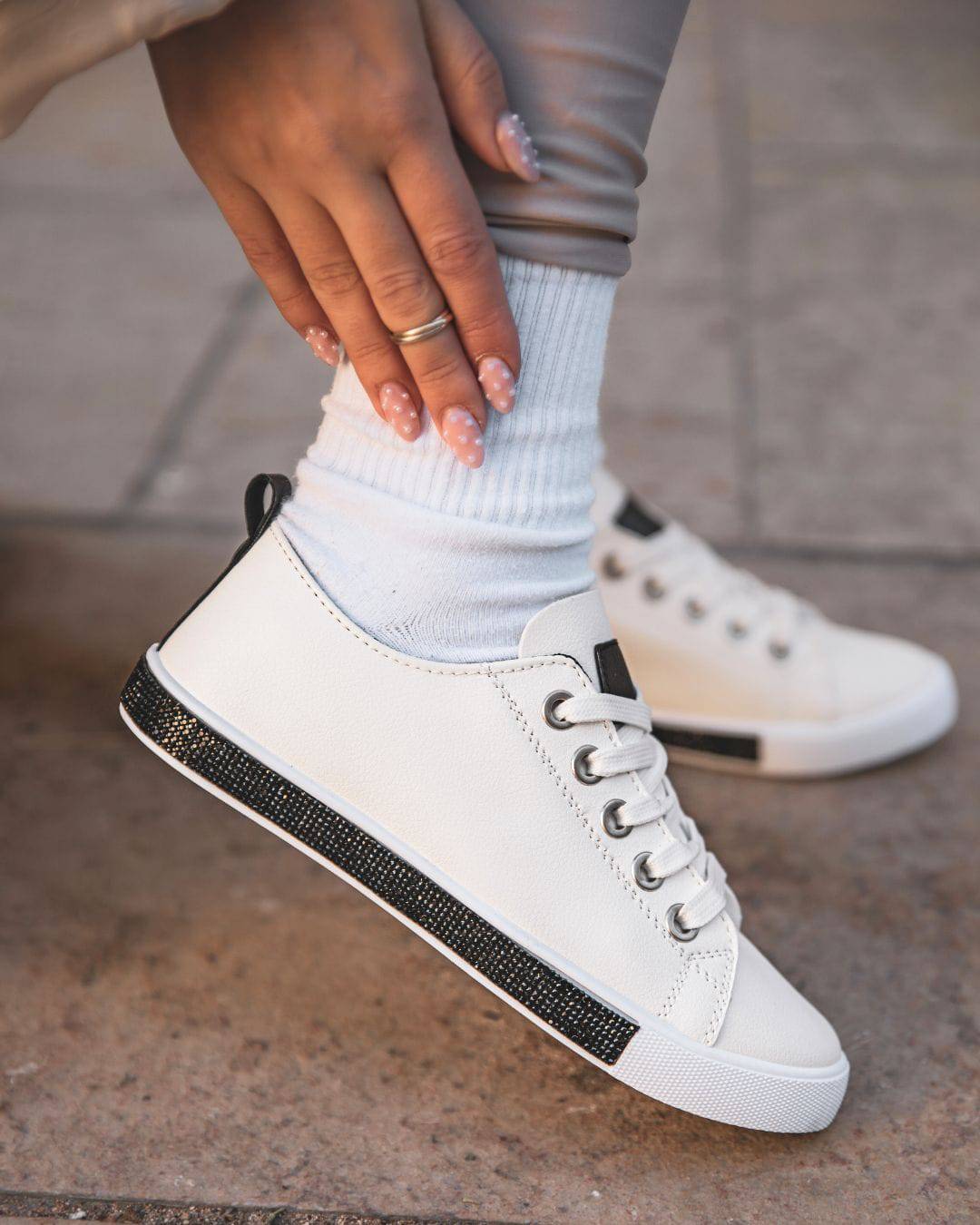 Damen-Sneaker aus weißer Leinwand mit Schnürsenkeln - Macy - Casualmode.de