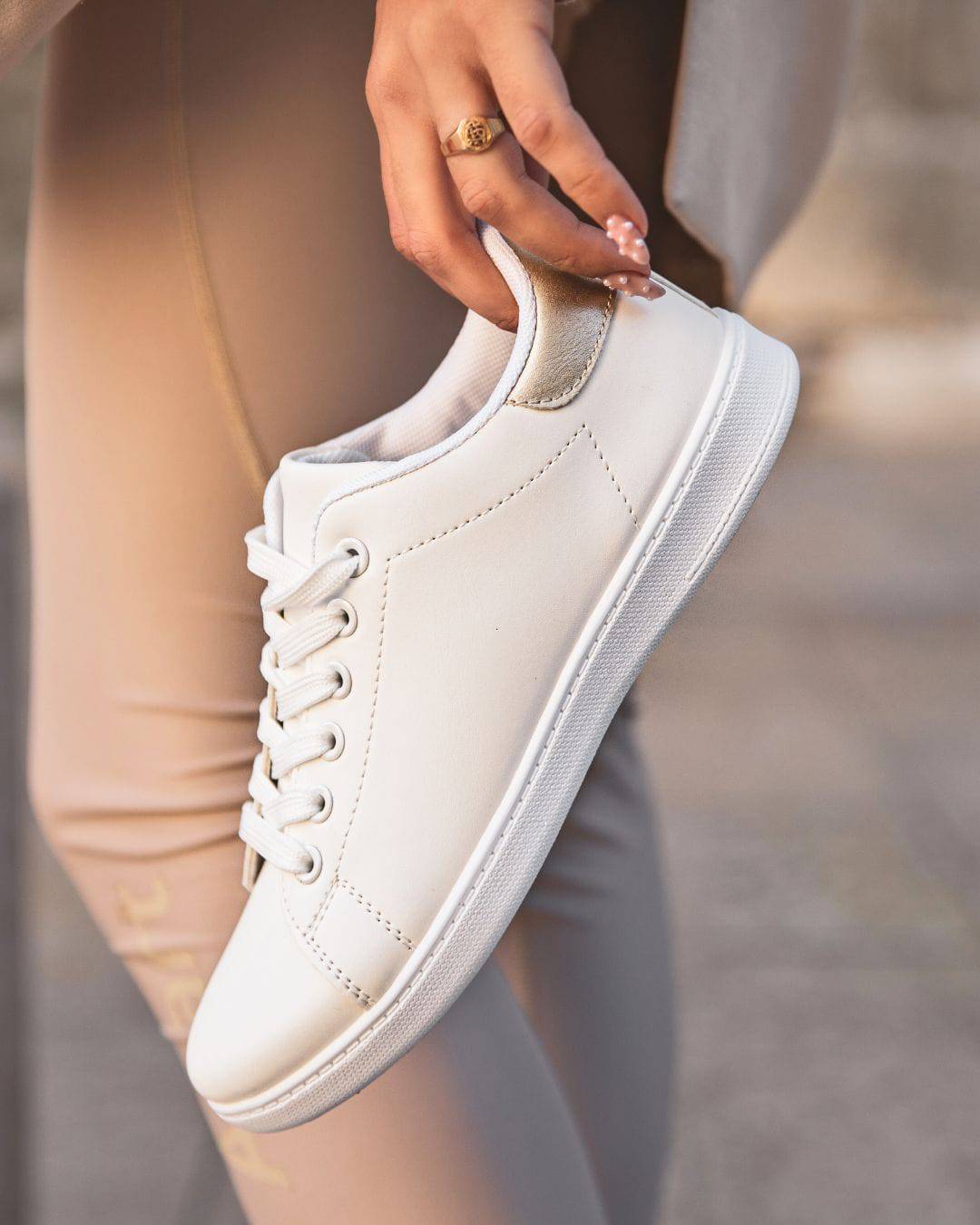 Damen-Sneaker in Weiß und Gold mit Schnürsenkeln - Jamie - Casualmode.de