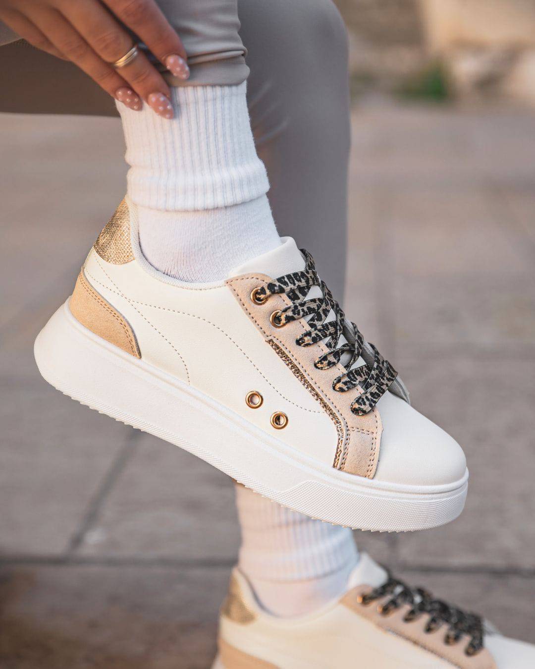 Damen-Sneaker in Weiß mit Leopardenmuster-Schnürsenkeln - Molly - Casualmode.de