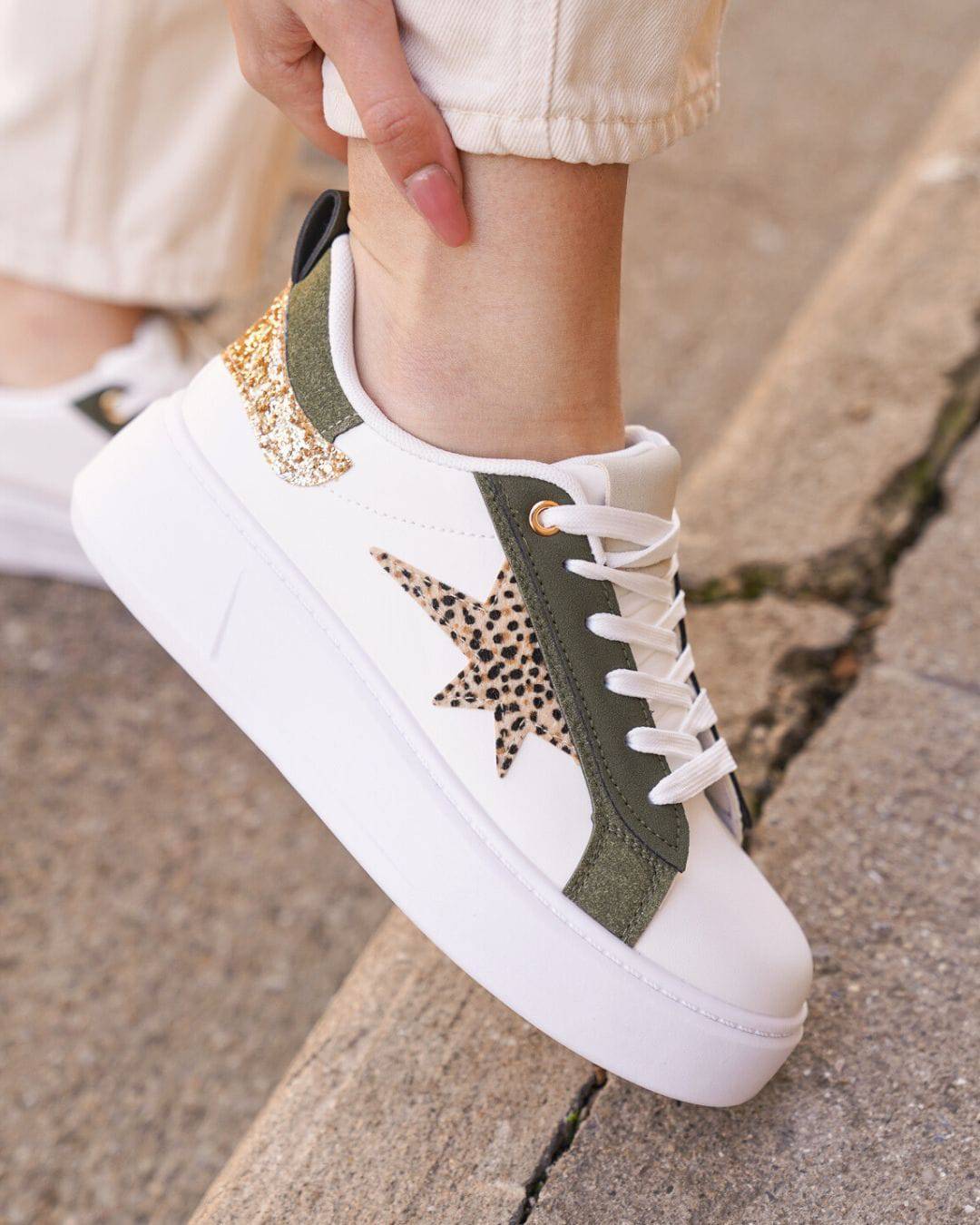 Sneaker für Damen in Weiß, Khaki und Gold mit Sternen und Schnürsenkeln - Ombeline - Casualmode.de