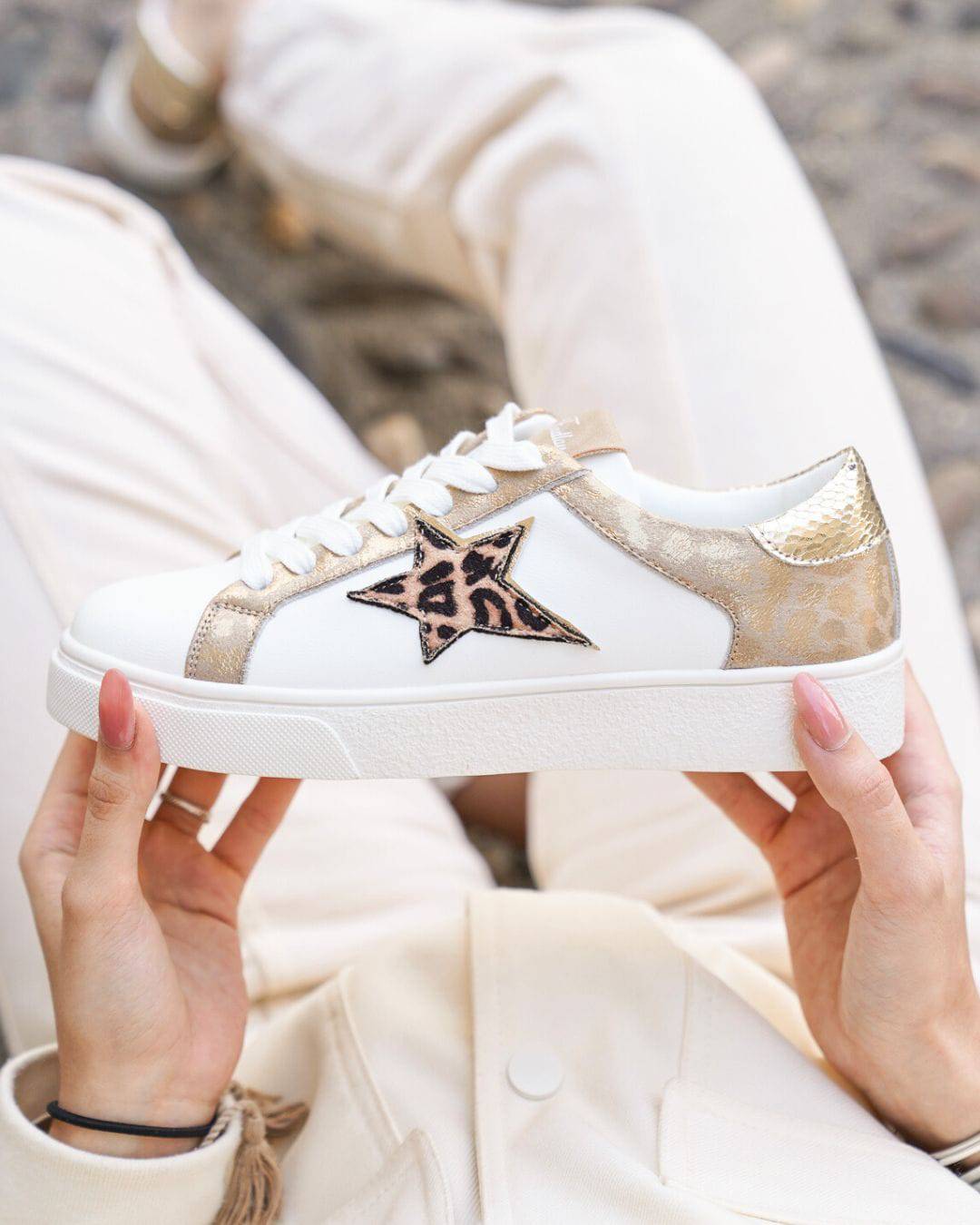 Damen-Sneaker in Weiß und Gold mit Schnürsenkeln - Sadio - Casualmode.de