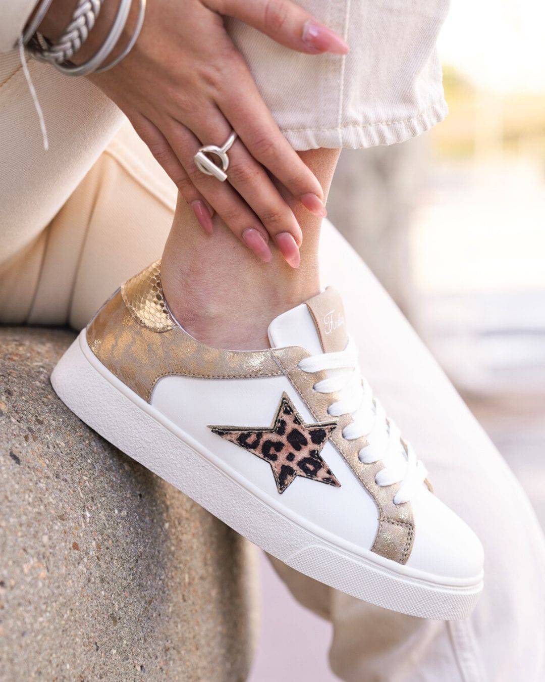 Damen-Sneaker in Weiß und Gold mit Schnürsenkeln - Sadio - Casualmode.de