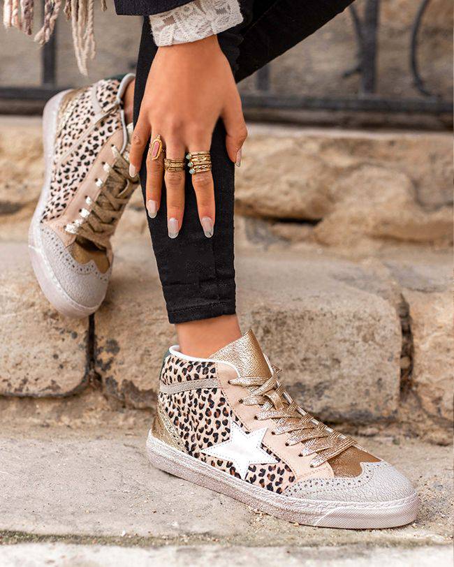 Damen Sneaker mit Leopardenmuster, hohem Schaft und Sternendetail mit Schnürsenkeln - Lolie - Casualmode.de