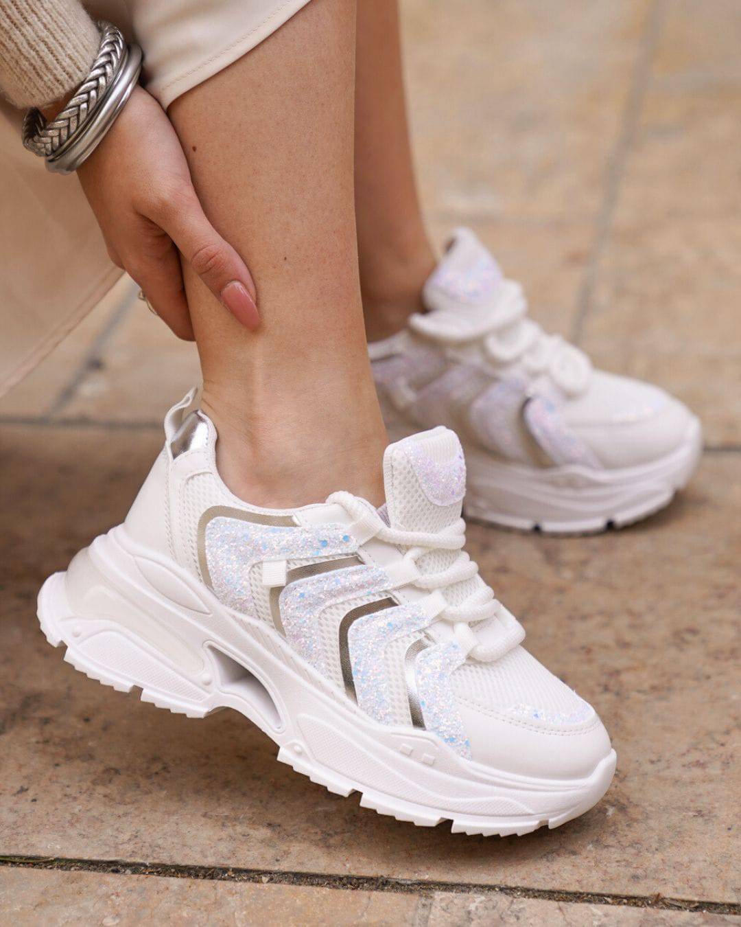 Damen-Sneaker in Weiß mit dicker Sohle und Schnürsenkeln - Alisha - Casualmode.de