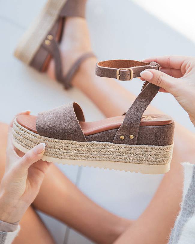 Compensierte Sandale aus taupefarbenem Leder für Frauen - MJNP92 - Casualmode.de